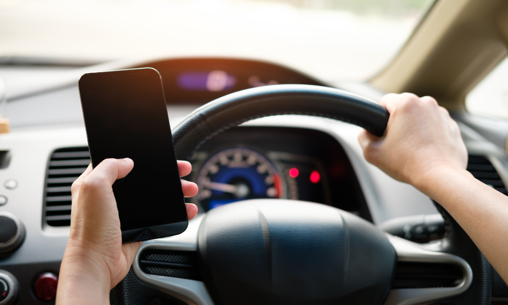 Los peligros de usar el móvil mientras conduces.